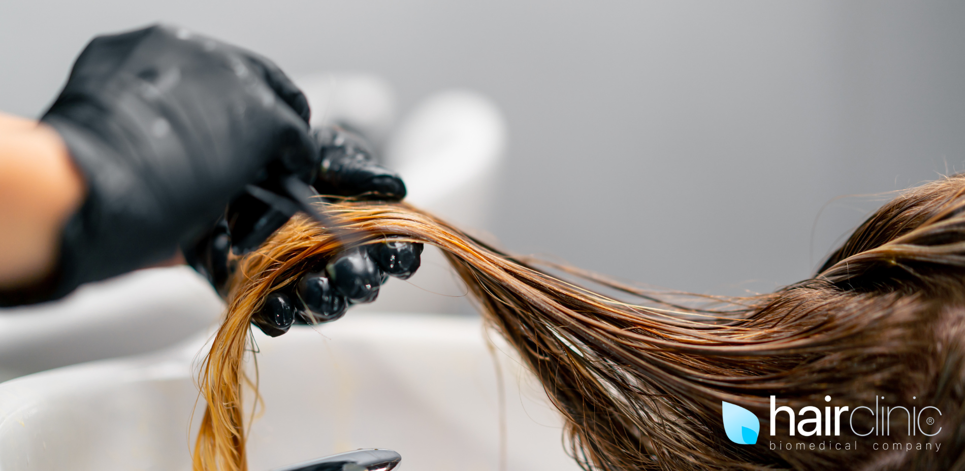 donna che si fa tingere i capelli in un salone