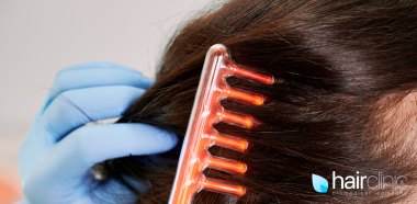 medico che somministra una cura ai capelli di una donna