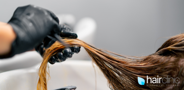 donna che si fa tingere i capelli in un salone