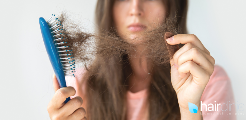 donna che rimuove i capelli da una spazzola