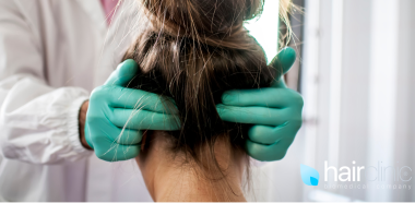 medico dermatologo che tasta la cute di una paziente