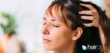 donna che si lascia toccare i capelli